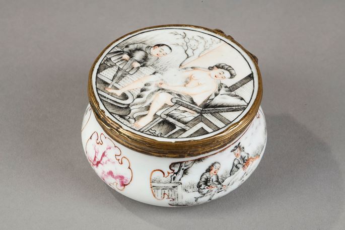 Small porcelain box decorated with a naked woman and a young servant in grisaille scene inspired by Claude Duflos father - Gilded metal mount | MasterArt